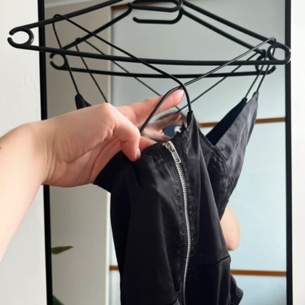 Black Amisu Crop Top - Picture 4 of 5